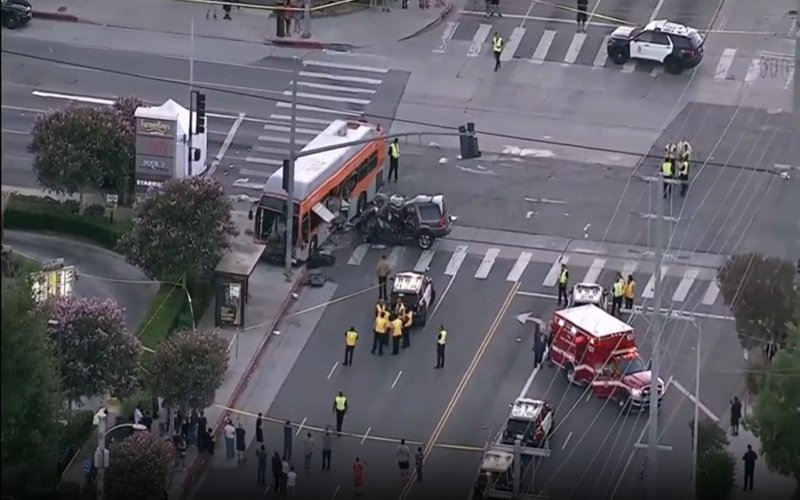 Los Angeles Helicopter Crash: हेलीकॉप्टर से बस हादसे की कर रहे थे कवरेज, उसी समय क्रैश हुआ NBC का हेलिकॉप्टर, 3 की मौत; सामने आया LIVE VIDEO