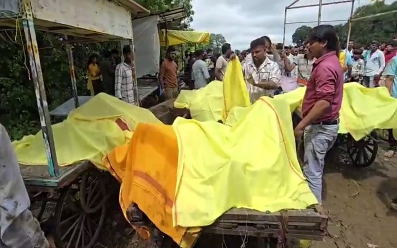 Nalkheda Car Accident: MP में दर्दनाक हादसा: मां बगलामुखी मंदिर के पास नाले में बही श्रद्धालुओं की कार, 3 बच्चों सहित 8 की मौत; देखें VIDEO