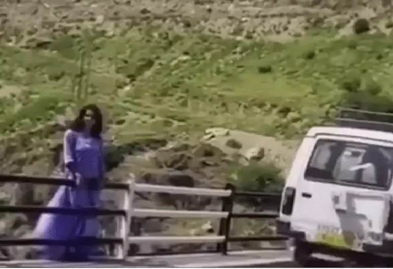 Chenab River: Chenab River: पिता से आखिरी फोन कॉल के बाद युवती ने चिनाब में लगाई छलांग, SDRF का सर्च ऑपरेशन जारी; VIDEO