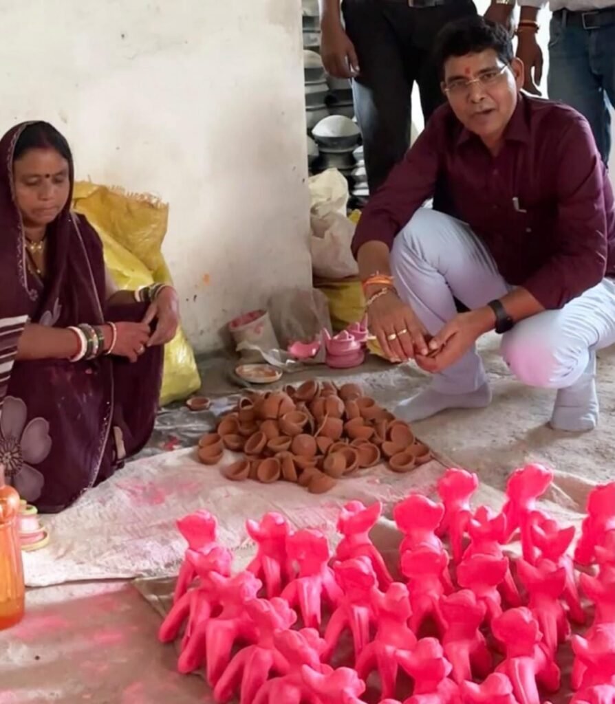 PM Modi के 25 वर्षों के सेवाकाल और जन्मदिवस पर दीये जलाने की अपील, मंत्री टंक राम वर्मा ने माटी के दीप खरीदकर दिया ‘जनभागीदारी’ का संदेश
