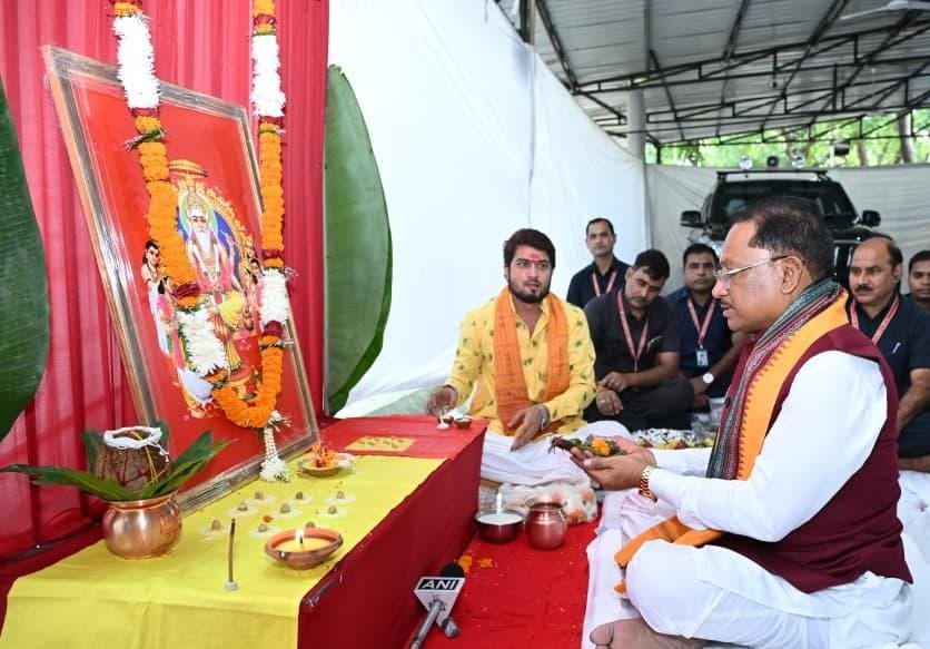CM Niwaas में भगवान विश्वकर्मा की विधि-विधान से पूजा-अर्चना, प्रदेश की सुख-समृद्धि और खुशहाली की कामना की