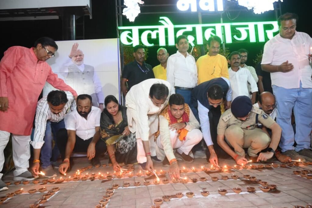 PM के 25 वर्षों के सेवाकाल पर बलौदाबाजार में ‘सेवा संकल्प अभियान’ का भव्य आगाज, सवा लाख दीपों से अलौकिक हुआ विवेकानंद सरोवर