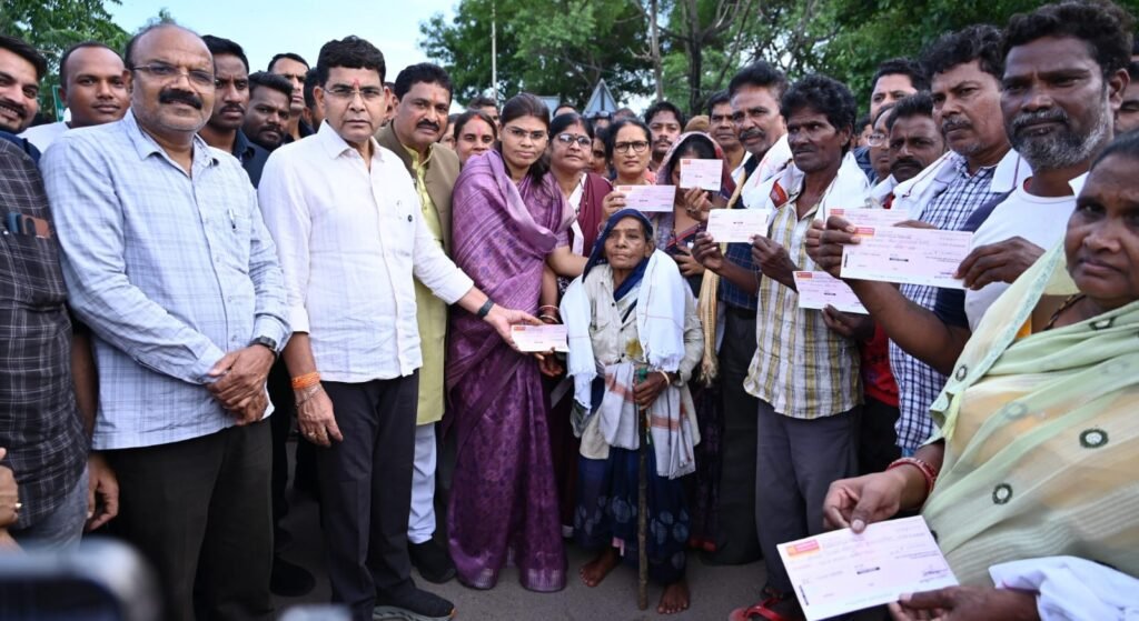 Revenue Minister Tank Ram Verma : सरकार बाढ़ प्रभावित परिवार को करेगी हरसंभव मदद, गोबरा नवापारा क्षेत्र के बाढ़ प्रभावितों के बीच पहुँचे राजस्व एवं आपदा मंत्री, सहायता राशि और पुनर्वास का दिया भरोसा