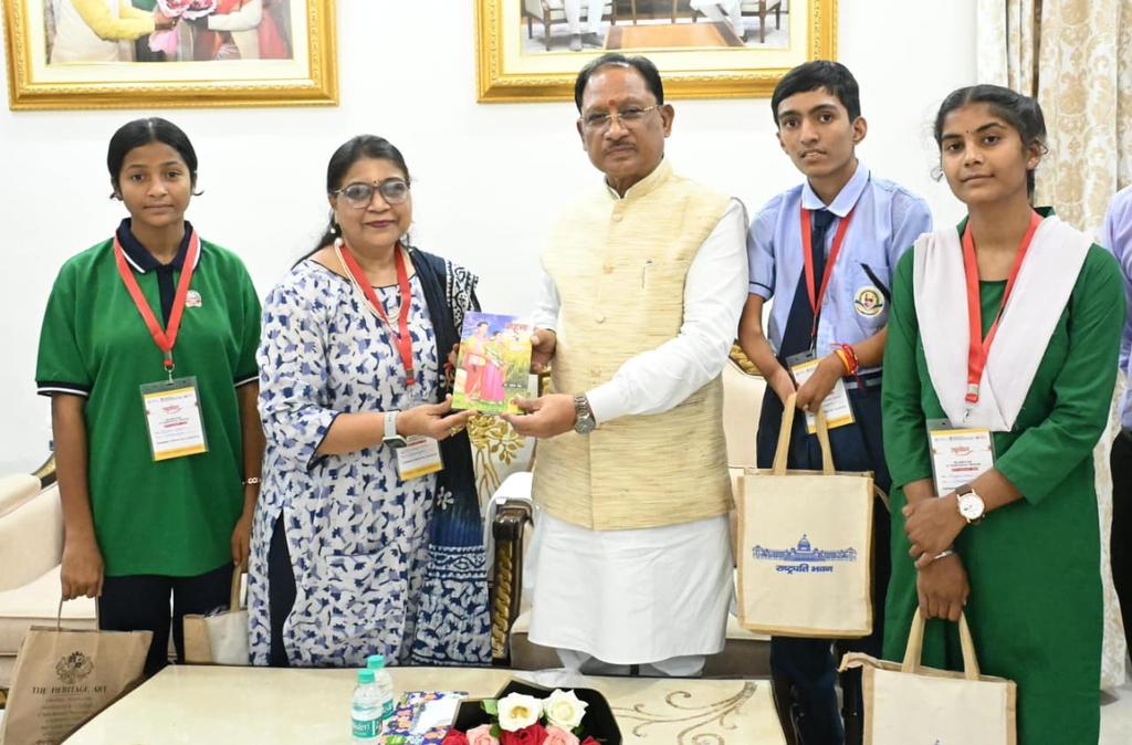 Courtesy Meet : राष्ट्रपति से भेंट कर लौटे प्रतिभावान विद्यार्थियों ने मुख्यमंत्री विष्णु देव साय से की सौजन्य मुलाकात, राष्ट्रपति भवन में छत्तीसगढ़ की प्रतिभा और समृद्ध लोक संस्कृति की विद्यार्थियों ने छोड़ी अमिट छाप