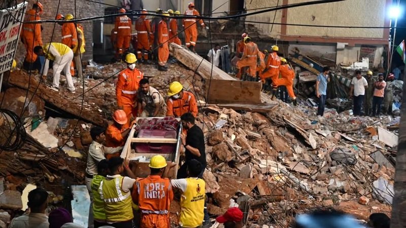 Saty Niketan Building Collapse: सत्य निकेतन में 5 मंजिला इमारत ढही, 6 मौतें; 17 घंटे बाद भी मलबे में जिंदगी की तलाश, MCD ने सटी बिल्डिंग खाली कराई