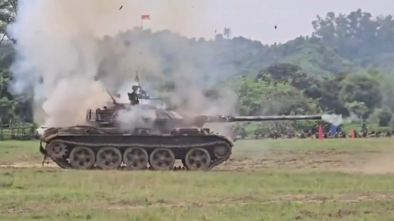 Bangladesh Tank Blast: बांग्लादेश में सैन्य अभ्यास के दौरान चीन निर्मित टैंक में जोरदार ब्लास्ट, 2 जवानों की मौत; अधिकारी गंभीर, देखें VIDEO