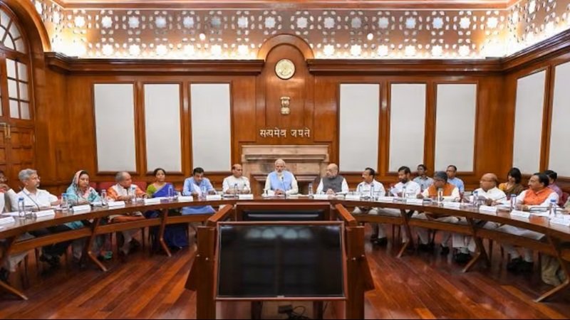 EPFO Salary Limit Hike: नौकरीपेशा लोगों के लिए बड़ी खबर, PF की सैलरी लिमिट ₹15,000 से बढ़कर ₹25,000; 51 लाख कर्मचारियों को फायदा, नई सीमा 17 सितंबर से लागू