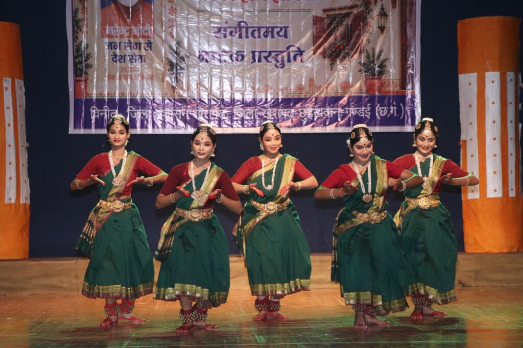 Namo Seva Ankahi Kahaniyan : खैरागढ़ में ‘नमो सेवा–अनकही कहानियां’ का भव्य मंचन, 500 से अधिक विद्यार्थियों ने संगीत और अभिनय से दिया सेवा का संदेश