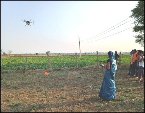 Namo Drone Didi : सेवा की कहानी… नमो ड्रोन दीदी बनकर सावित्री ने बदली आजीविका, 40 गांवों में 2,100 एकड़ फसल में किया छिड़काव