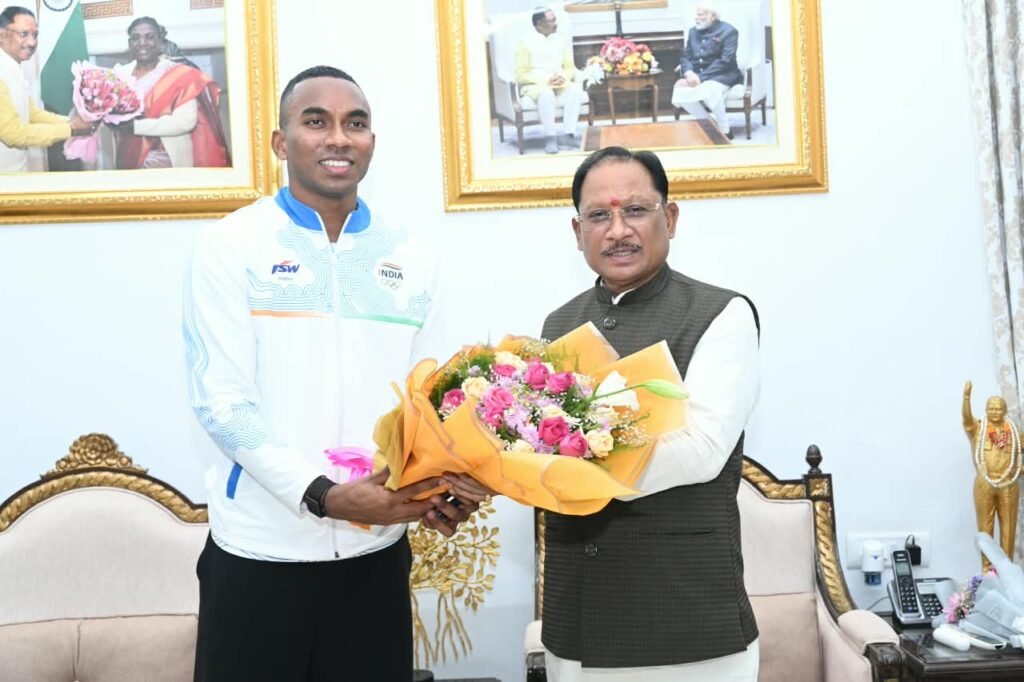 Courtesy Meet : मुख्यमंत्री विष्णु देव साय से एशियन गेम्स के कांस्य पदक विजेता एथलीट अनिमेष कुजूर ने की सौजन्य मुलाकात