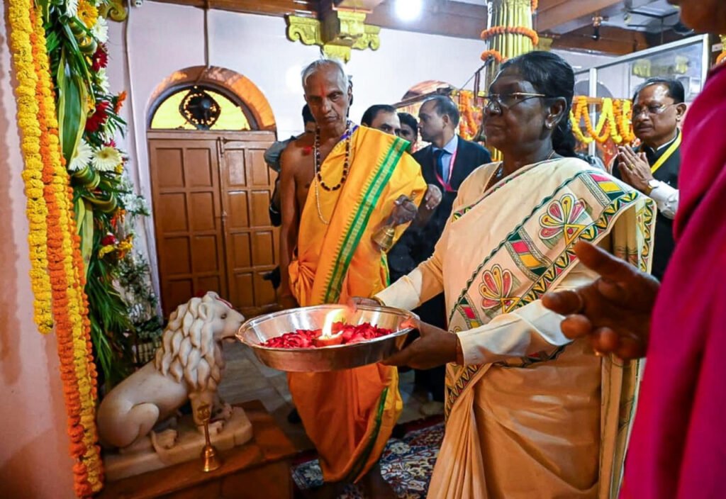 Droupadi Murmu Bastar Visit : राष्ट्रपति द्रौपदी मुर्मु ने माँ दंतेश्वरी की पूजा-अर्चना कर देशवासियों की सुख-समृद्धि और खुशहाली की कामना की, राज्यपाल रमेन डेका और मुख्यमंत्री विष्णु देव साय थे उपस्थित