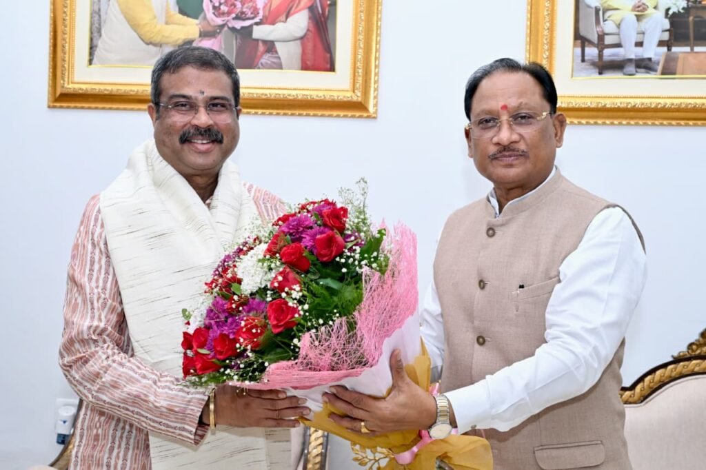 Courtesy Meet : मुख्यमंत्री विष्णु देव साय से सांसद धर्मेंद्र प्रधान ने की शिष्टाचार भेंट