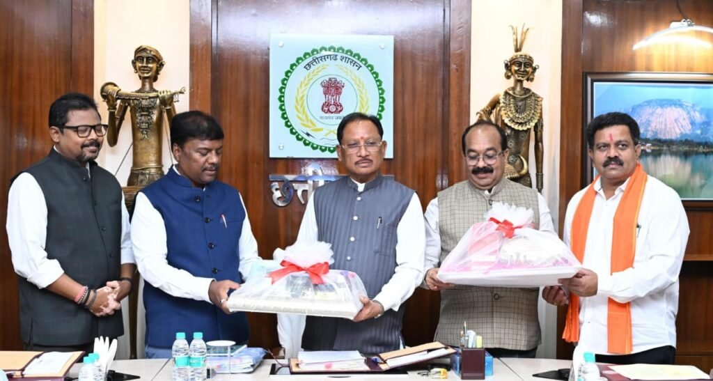Van Dhan Vikas Kendra : दिवाली पर छत्तीसगढ़ हर्बल्स के गिफ्ट पैक लॉन्च, महिला समूहों के उत्पादों को मिलेगा बड़ा बाजार