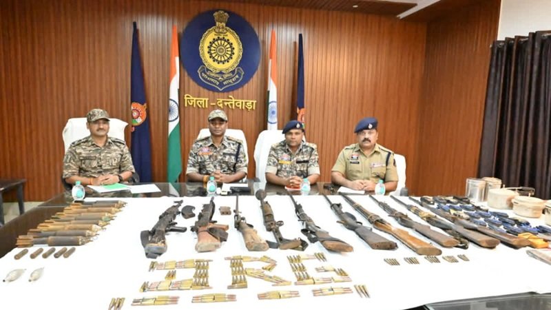 Dantewada Naxal Operation: दंतेवाड़ा में नक्सलियों के खिलाफ बड़ा एक्शन, AK-47-इंसास सहित हथियार और बम का डंप बरामद