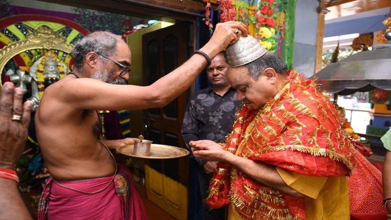 Solapuri Mata Temple: रायपुर में सोलहपुरी माता के दरबार पहुंचे विधायक पुरन्दर मिश्रा, प्रदेश की सुख-समृद्धि के लिए की प्रार्थना
