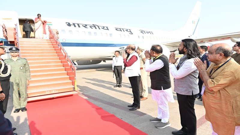 President Droupadi Murmu छत्तीसगढ़ प्रवास के बाद रायपुर से रवाना; राज्यपाल रमेन डेका और CM विष्णु देव साय ने दी विदाई