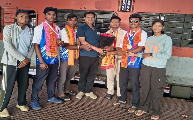 Chhattisgarh Archery Team: छत्तीसगढ़ की रिकर्व टीम ने रचा इतिहास, 25 साल के इंतजार के बाद राष्ट्रीय प्रतियोगिता में जीता कांस्य पदक; कैलाश मुरारका ने पदक विजेता तीरंदाजों का किया सम्मान