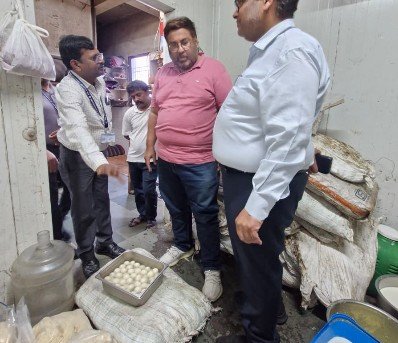 Food License Suspension : रायपुर में मिठाई दुकानों पर खाद्य विभाग का छापा, 150 किलो मिठाई-पनीर नष्ट, 4 दुकानों के लाइसेंस सस्पेंड