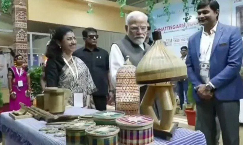 PM Modi ने छत्तीसगढ़ के स्टाल की सराहना की, प्रधानमंत्री ने बस्तर के कलाकारों से की आत्मीय बातचीत, डोकरा, बांस शिल्प और कोसा की सराहना