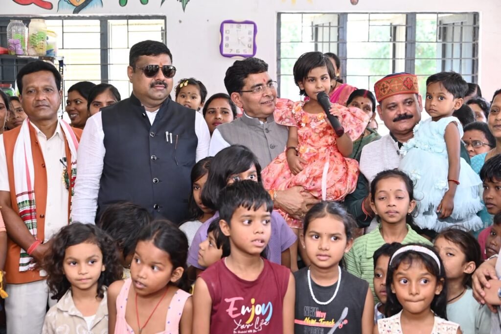 Seva Sankalp : सुपोषण और आत्मीयता से महका सारंगढ़, ‘आंगन मिलन’ समारोह में पहुंचे मंत्री टंक राम वर्मा और गजेंद्र यादव गर्भवती माताओं की गोदभराई कर बांटे पोषण किट