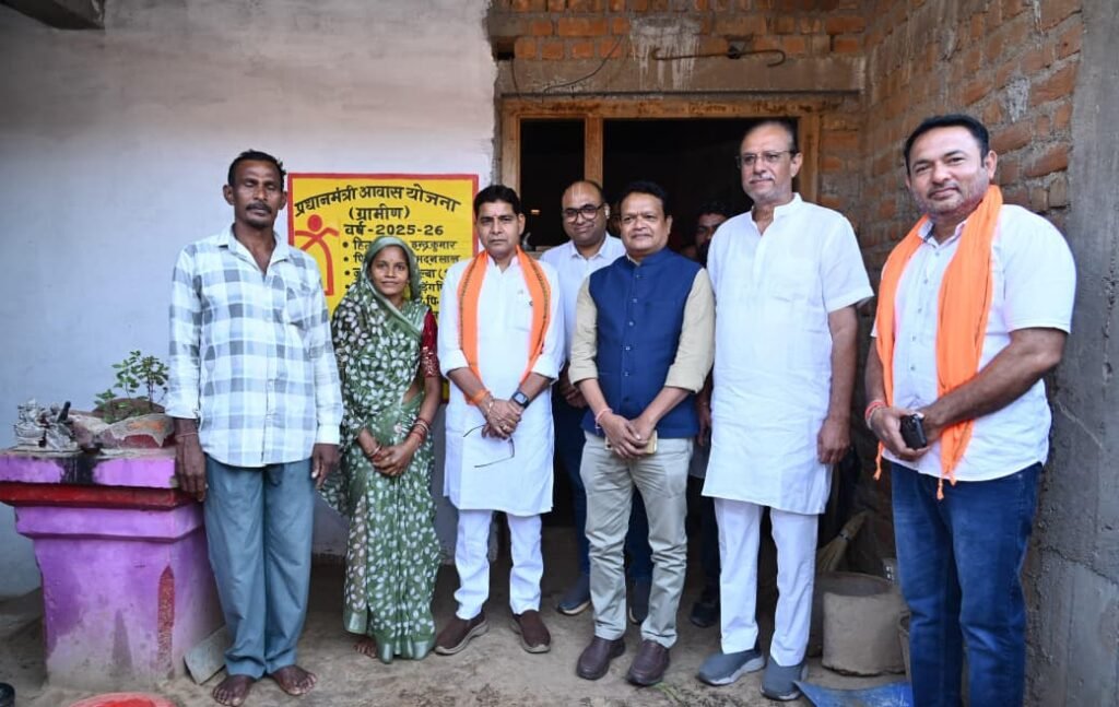 Mohla-Manpur News : राजस्व मंत्री टंक राम वर्मा ने योजनाओं का जाना जमीनी असर, हितग्राहियों से किया सीधा संवाद