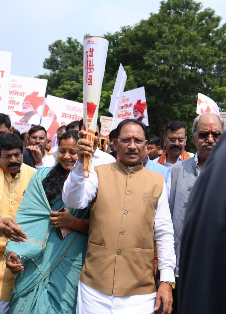 Seva Jyoti Yatra : मुख्यमंत्री ने हाथों में मशाल लेकर किया ‘सेवा ज्योति यात्रा’ का नेतृत्व, बाइक रैली को दिखाई हरी झंडी, तेलीबांधा चौक भी ‘सेवा ज्योति संकल्प चौक’ के रूप में होगा विकसित