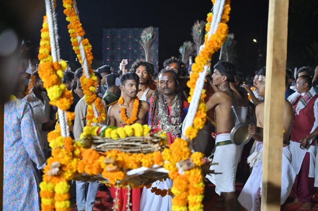 Kachhan Gadi Ritual : कांटों के झूले पर विराजीं मां काछनदेवी…! विश्व प्रसिद्ध बस्तर दशहरा पर्व मनाने के लिए अनुमति …
