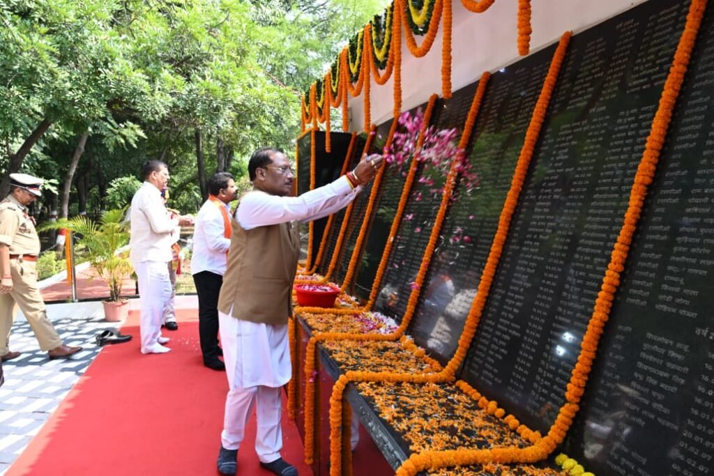 CM Vishnu : वीर जवानों के अदम्य साहस और सर्वोच्च बलिदान से छत्तीसगढ़ में शांति और सुरक्षा का नया अध्याय, पुलिस स्मृति दिवस पर मुख्यमंत्री ने अमर शहीद जवानों को दी श्रद्धांजलि, शहीद परिवारों का किया सम्मान