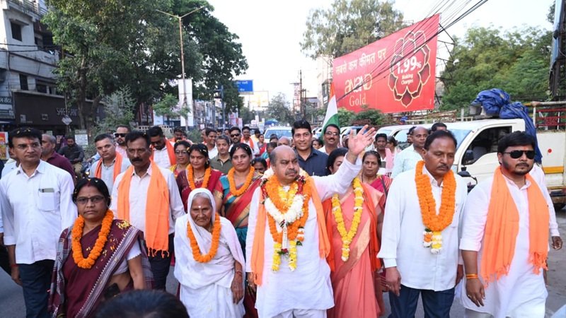 Anti-Addiction Walkathon: नशामुक्ति अभियान का सातवां दिन: पुरन्दर मिश्रा की पदयात्रा में उमड़ा जनसैलाब, महापुरुषों को नमन कर मंदिरों में की पूजा-अर्चना