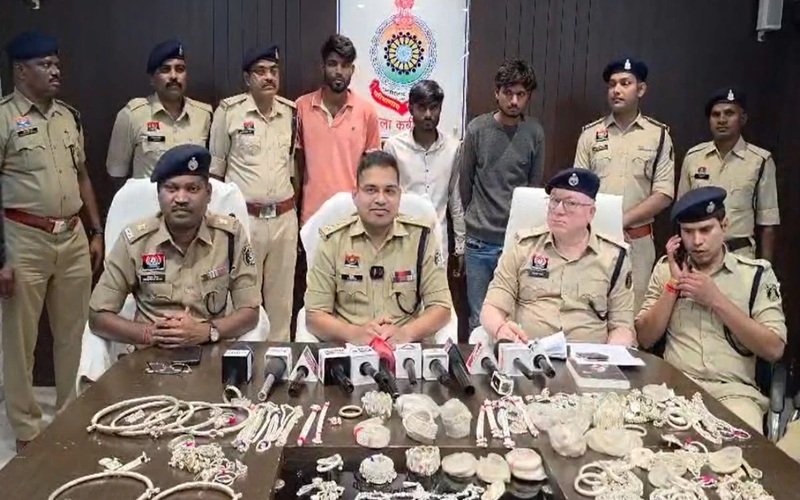 Kawardha Robbery Case: सराफा व्यापारी से लूट का 48 घंटे में खुलासा! 3 आरोपी गिरफ्तार; 11.9 किलो चांदी के जेवर बरामद, 2 फरार