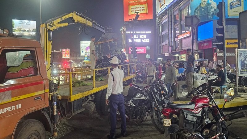 MG Road Chowpatty Parking: अवैध पार्किंग पर ट्रैफिक पुलिस का बड़ा एक्शन, क्रेन और व्हील लॉक से होगी कार्रवाई; एमजी रोड चौपाटी पर शुरू हुआ बड़ा अभियान