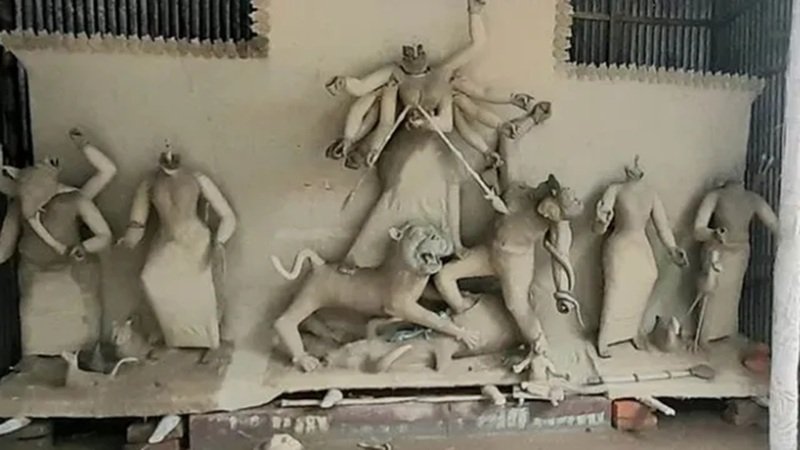 Temple Attack in Bangladesh: बांग्लादेश में दुर्गा पूजा से पहले बड़ा बवाल! 85 साल पुराने मंदिर में 7 मूर्तियां खंडित, 162 पत्रकारों पर भी हमले; शेख हसीना पर भारत का बड़ा बयान