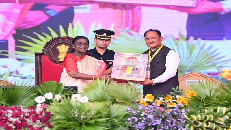 Bastar Dussehra 2026: बस्तर दशहरा में राष्ट्रपति द्रौपदी मुर्मू का बड़ा ऐलान! मांझियों को ₹5,000 और चालकी को ₹3,500 मासिक मानदेय