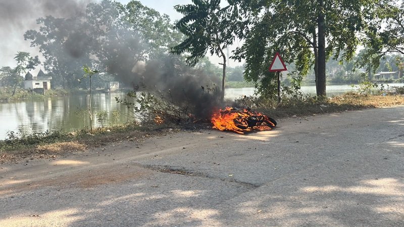 Electric Scooter Fire: कोरबा में चलती इलेक्ट्रिक स्कूटी बनी आग का गोला, भाई-बहन ने कूदकर बचाई जान; वीडियो वायरल