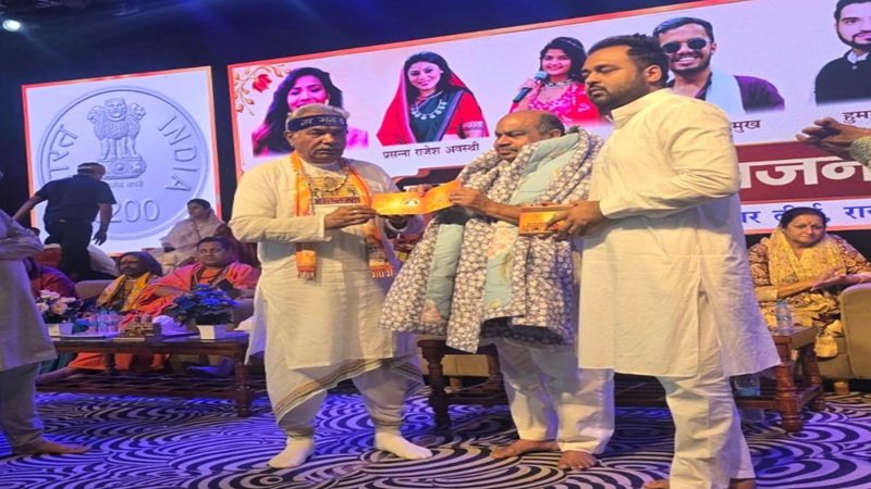 Shadani Darbar: शदाणी दरबार की भजन संध्या में पहुंचे विधायक पुरन्दर मिश्रा, संत युधिष्ठिर महाराज से लिया आशीर्वाद