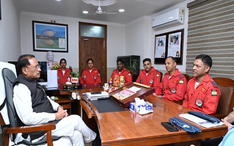 CG Rajyotsav 2026: विष्णु देव साय से मिली भारतीय वायु सेना की सारंग टीम! 2 नवंबर को सेंध लेक में 5 हेलीकॉप्टर दिखाएंगे हैरत अंगेज करतब