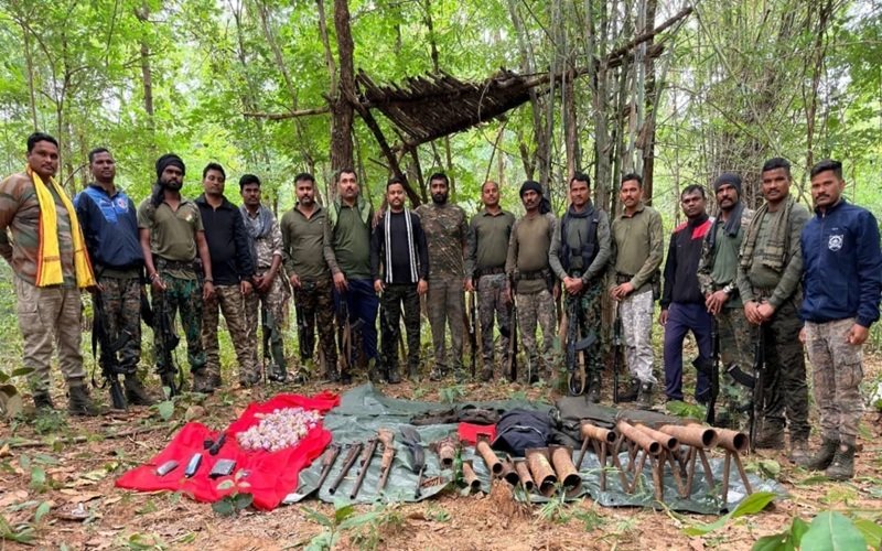 Maoist Weapons Recovered: जंगल में माओवादियों का हथियार डंप बरामद; 100 सुतली बम सहित हथियार जब्त